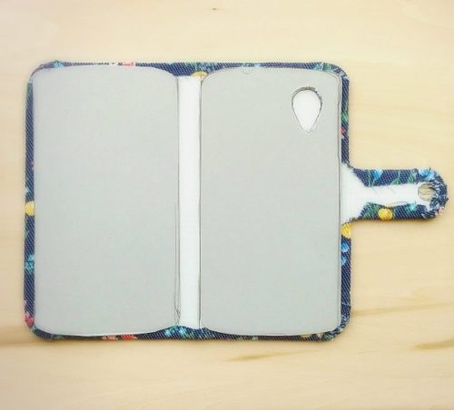 手作りの手帳型スマホケースの作り方（型紙を貼り合せる）