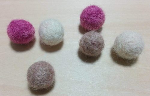 毛糸から作ったいろいろな色のフェルトボール