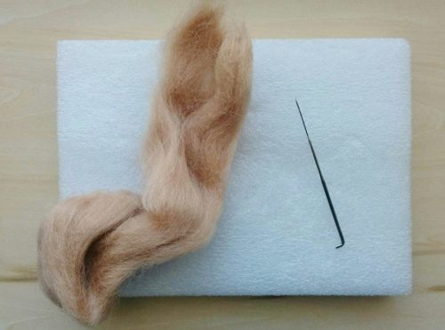 羊毛フェルトの材料と道具（スポンジ台、羊毛、ニードル）